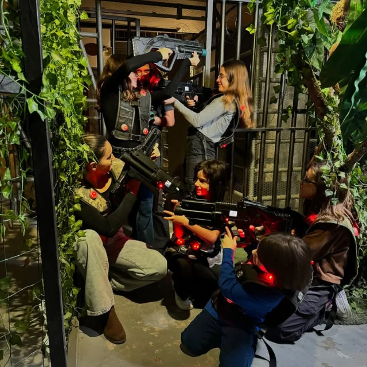 Groupe d'enfants en pleine partie de laser game dans le décor jungle