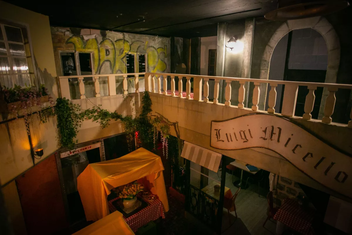 Italian-themed arena set with balconies and vines